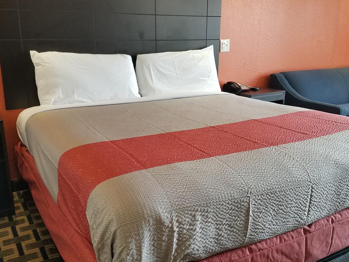 Hotel 6-houston, Tx - Brookhollow